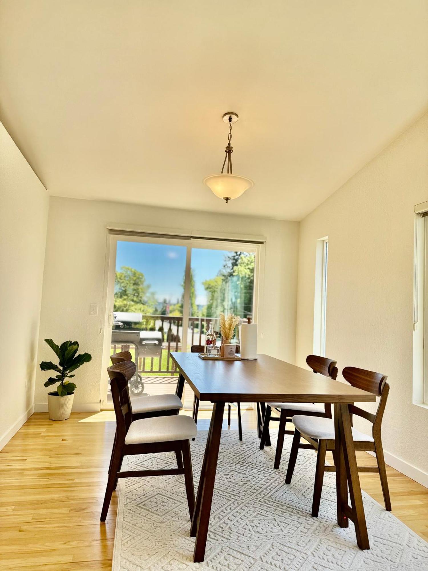 Besa Homestay Near Beach And Seatac Airport - Shared Bathroom With Max 2 Guests Des Moines Bagian luar foto