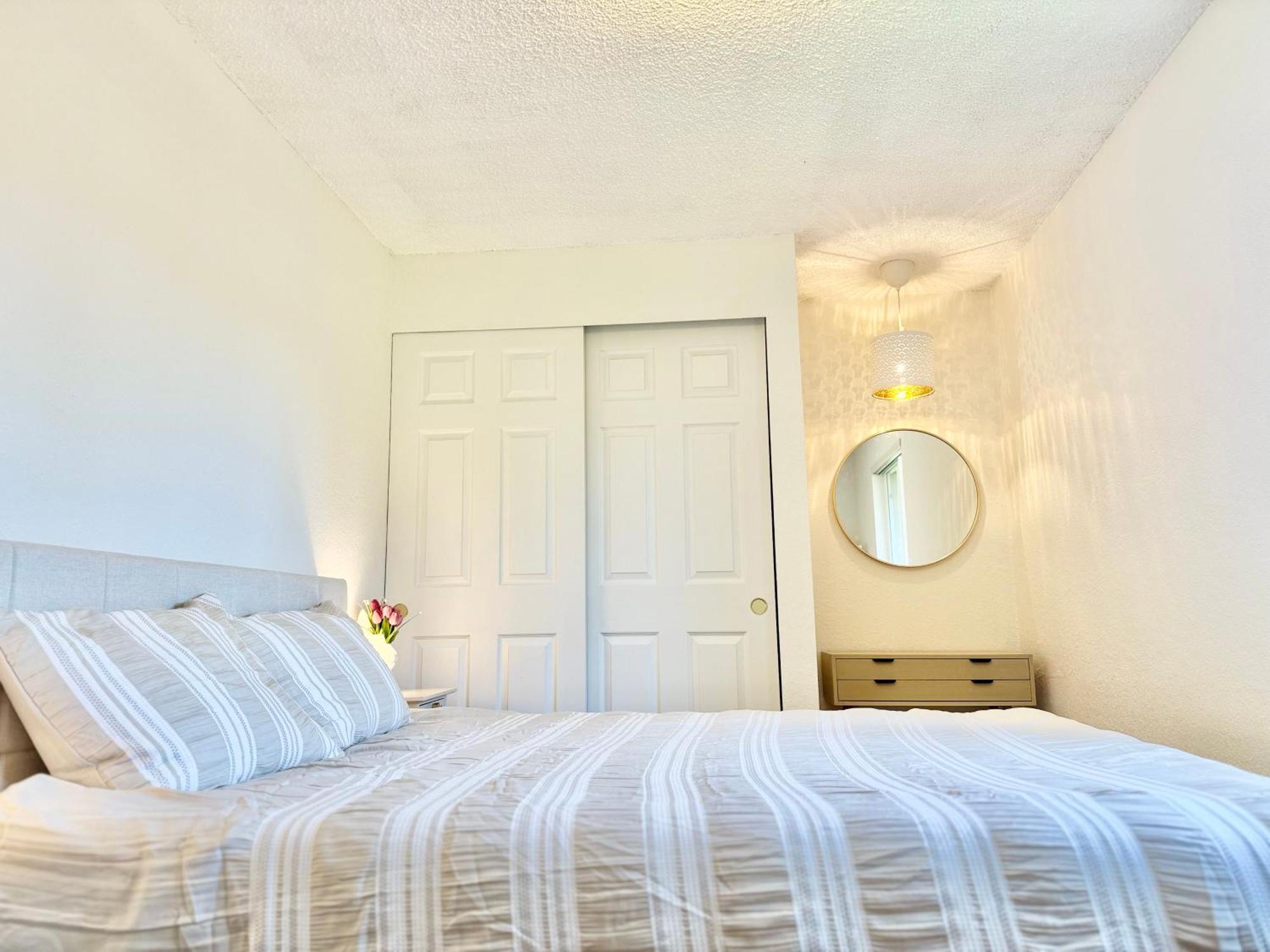 Besa Homestay Near Beach And Seatac Airport - Shared Bathroom With Max 2 Guests Des Moines Bagian luar foto